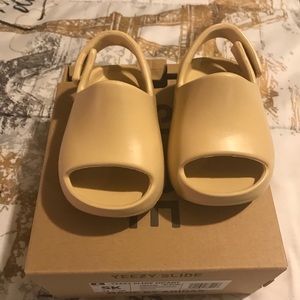Childs Yeezy Slide Size 5 BRAND NEW